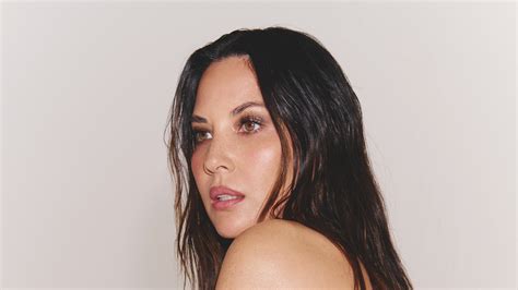 olivia munn nud|Olivia Munn proudly shows breast cancer scar in topless photo。